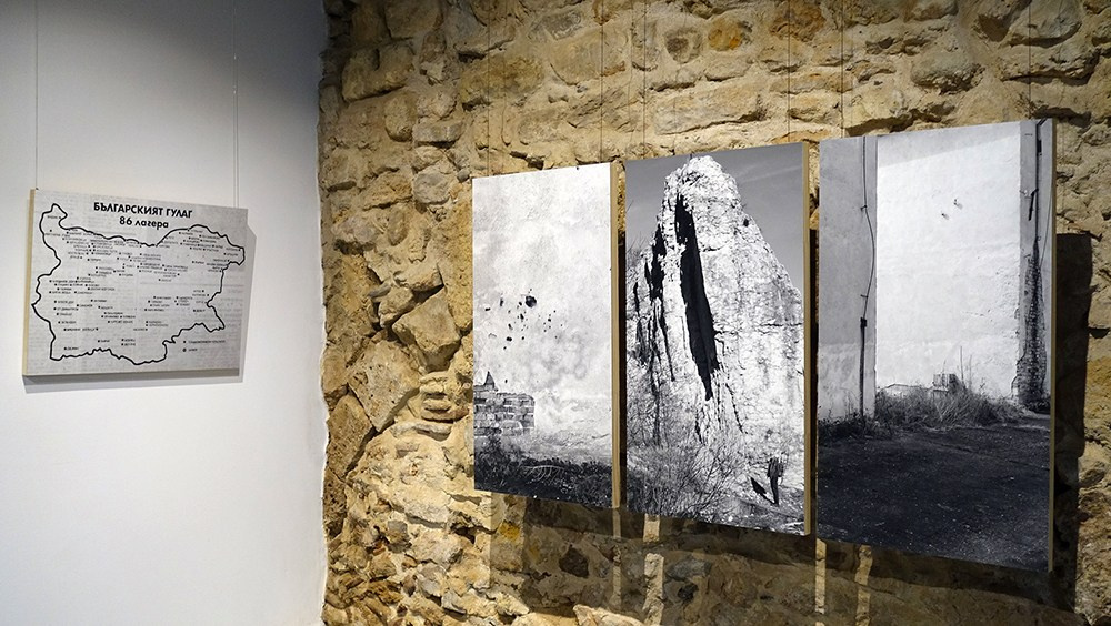 Фотокнига Христины Ташевой: Far Away From Home: The Voices, the Body and the Periphery. Самоорганизация Низина