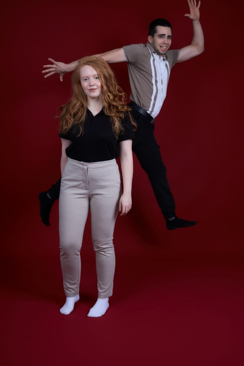 Автопортретная #5 Фотостудия где можно делать фотографии с прыжком на красном фоне