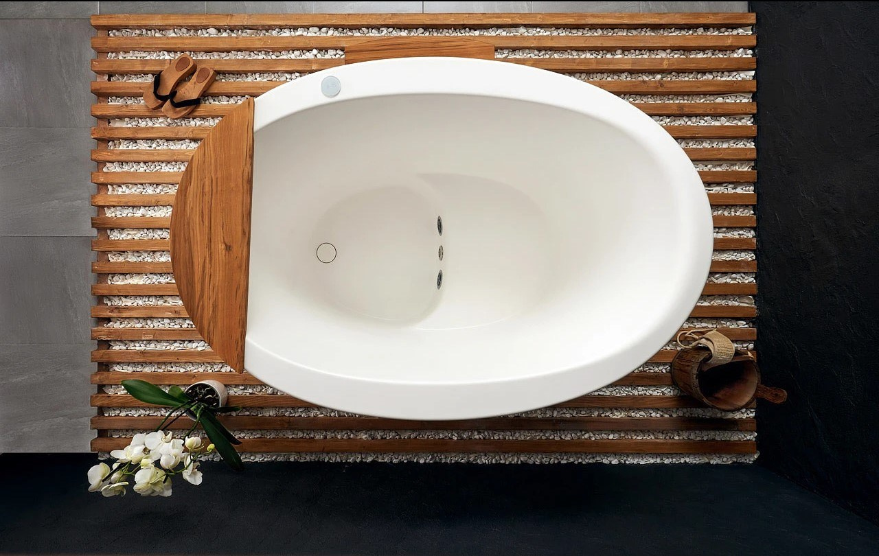 овальная ванна в SPA-интерьере со свечами вид сверху