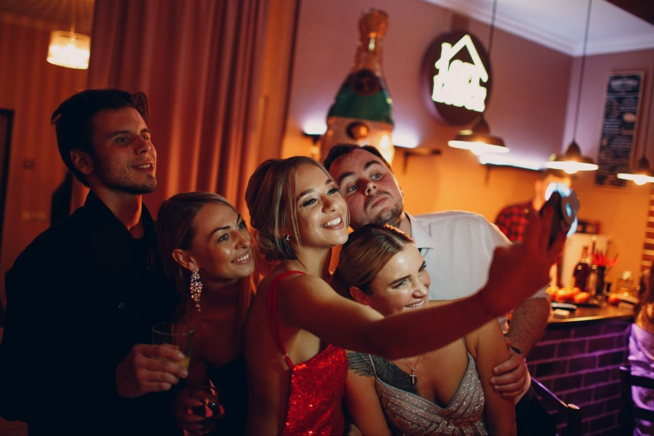 Ведущий + диджей + 1 из 8 моих услуг в подарок!