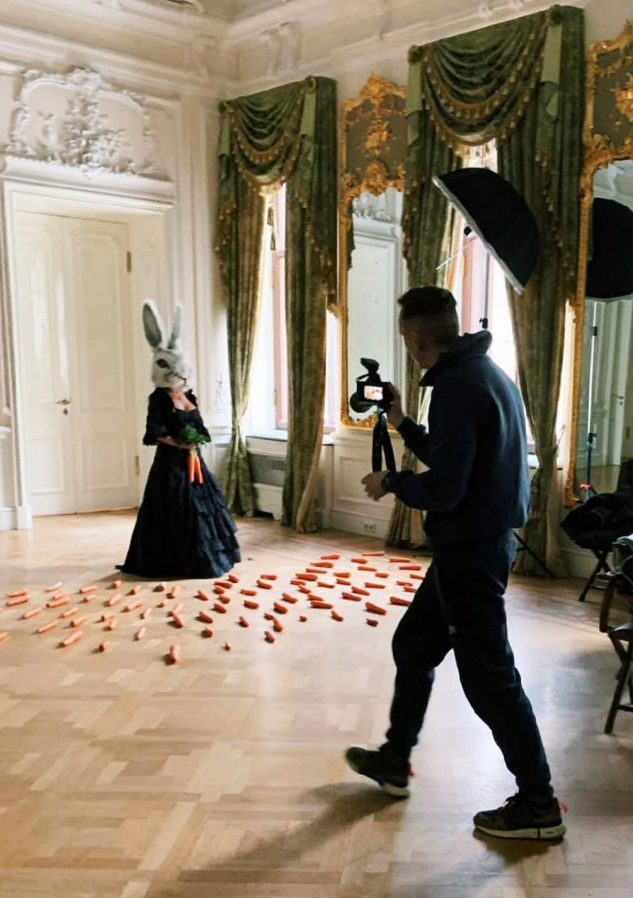 Художественная фотосессия, девушка с маской зайца в платье