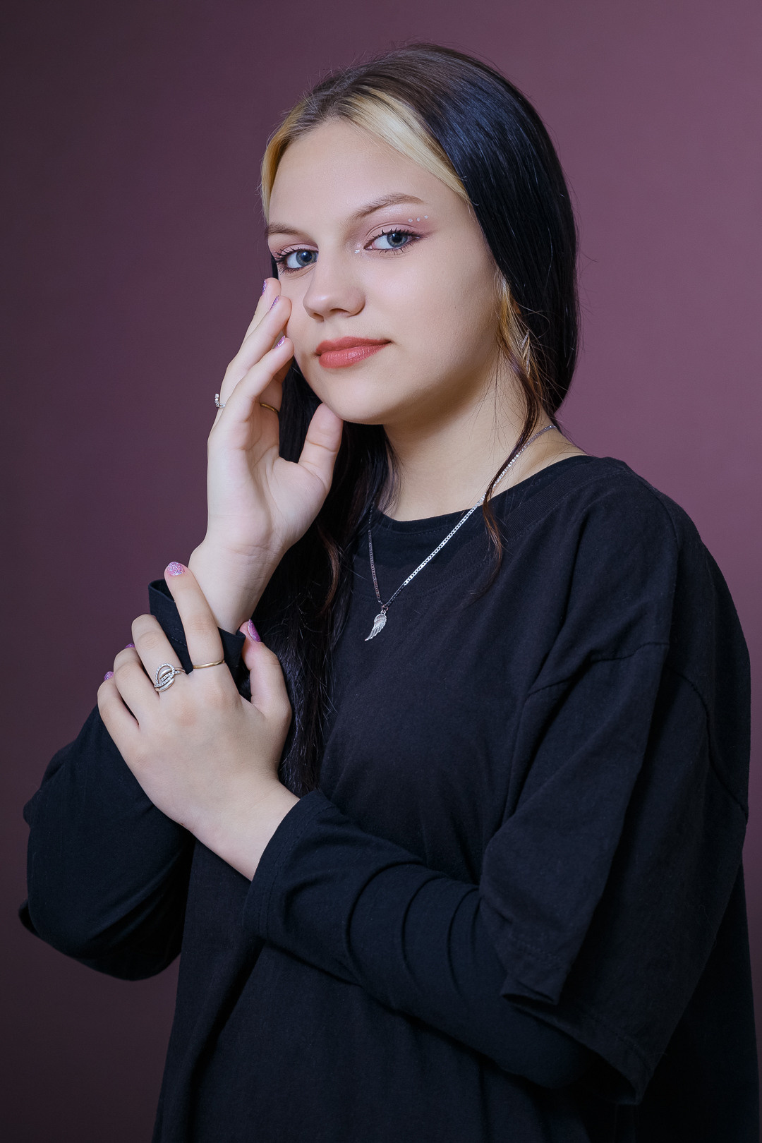 портрет девушки на однотонном фоне