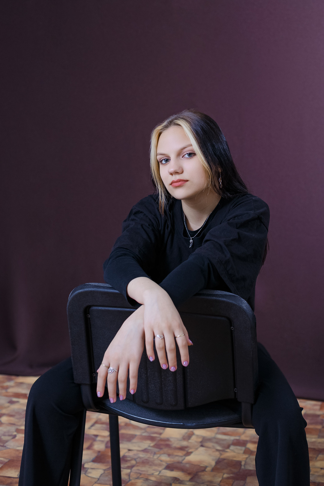 студийный портрет девушки с мелированием