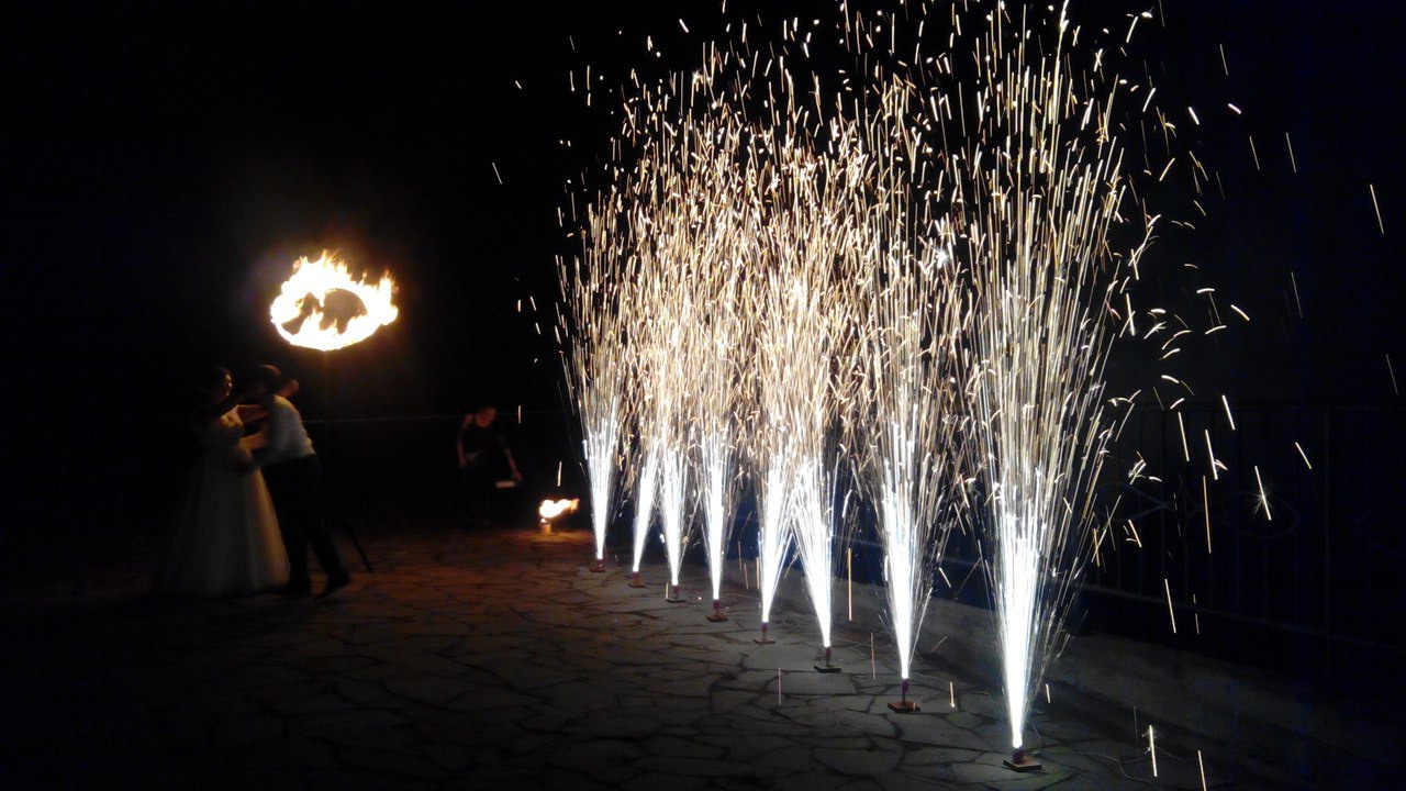 Пиротехническая дорожка. Огненно-пиротехническое шоу, салюты, пиротехника на ваш праздник!