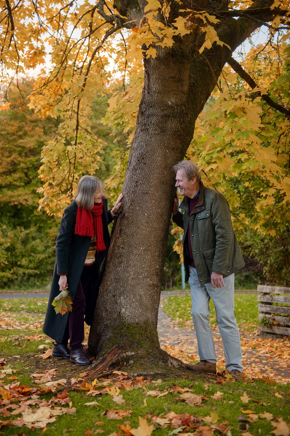 Photo session for a couple in a local autumn Scotland park. Elena Carruthers family photographer in Scotland (Edinburgh, Glasgow)