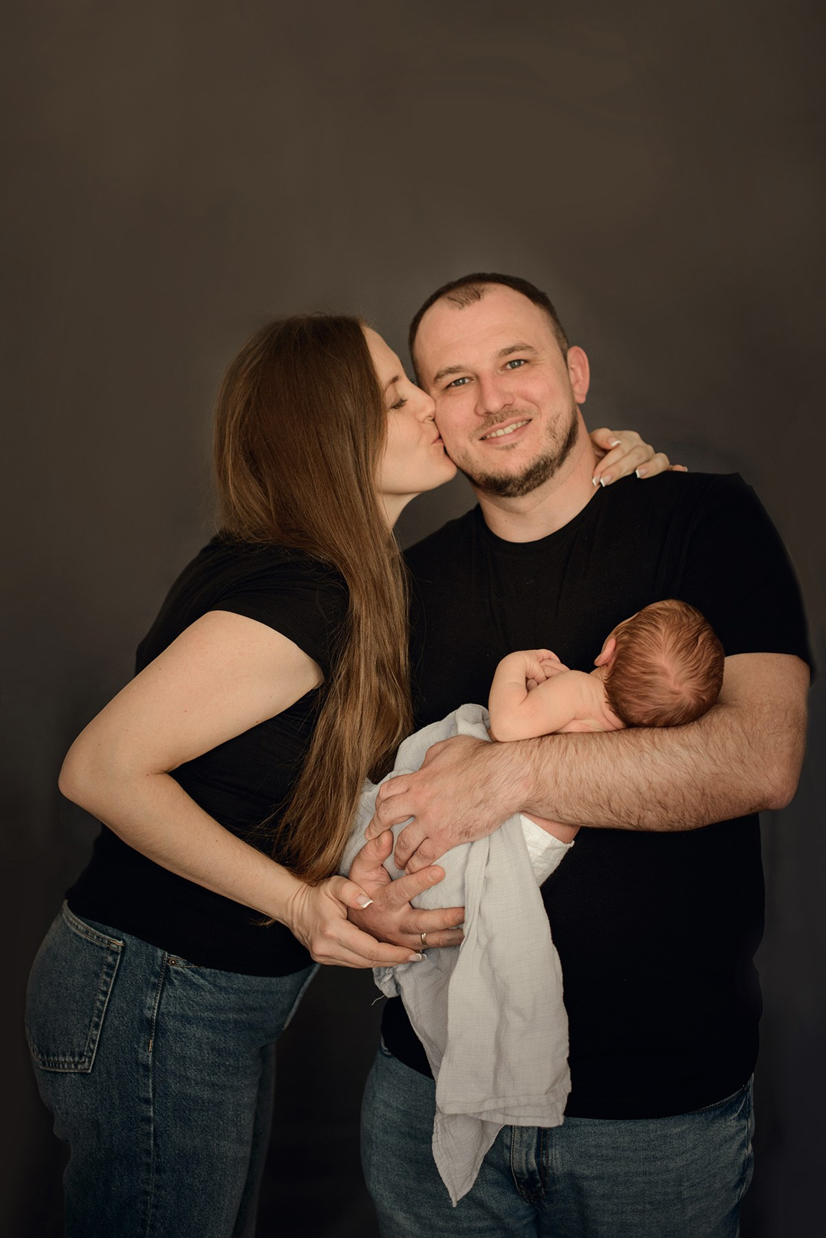 A family photo shoot at home, a family with a newborn baby. Photographer Elena Carruthers, Scotland