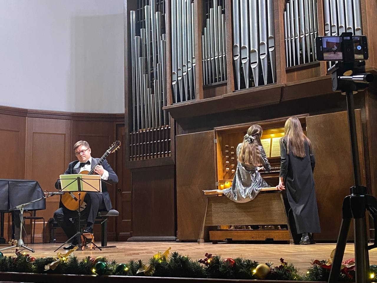 Концерт «Музыка в садах Испании, Аргентины и Франции» прошёл в Малом зале Московской консерватории. Дмитрий Бородаев