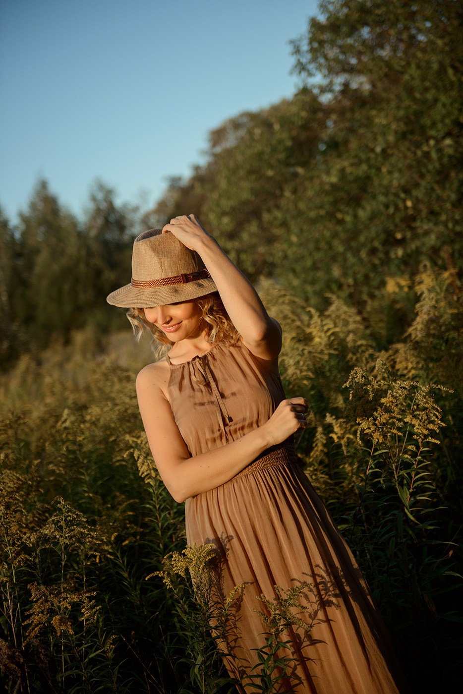 A photo shoot for a woman l in the field. Sunset photo shoot for a girl Curly hair style. (photographer in Edinburgh Elena)
