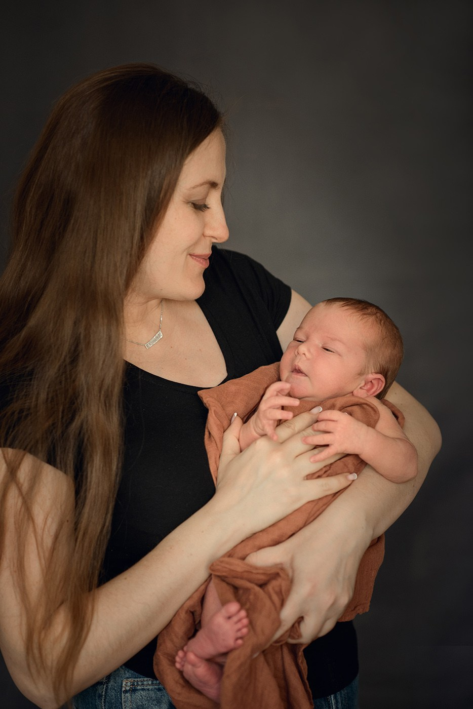 A family photo shoot at home, a family with a newborn baby. Photographer Elena Carruthers, Scotland