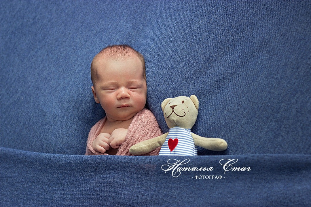 Фотограф новорожденных в Омске. Фотосессия новорожденных. Выезд. Фотограф Наталья Стаг в Омске. Фотографирую в разных стилях в разных студиях, а так же в школах и садах. Печатаю выпускные фотоальбомы