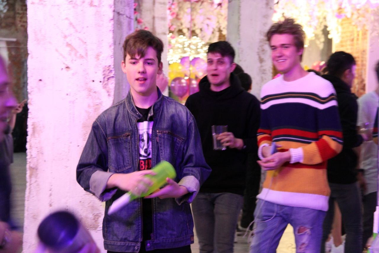 Ведущий + диджей + 1 из 8 моих услуг в подарок!