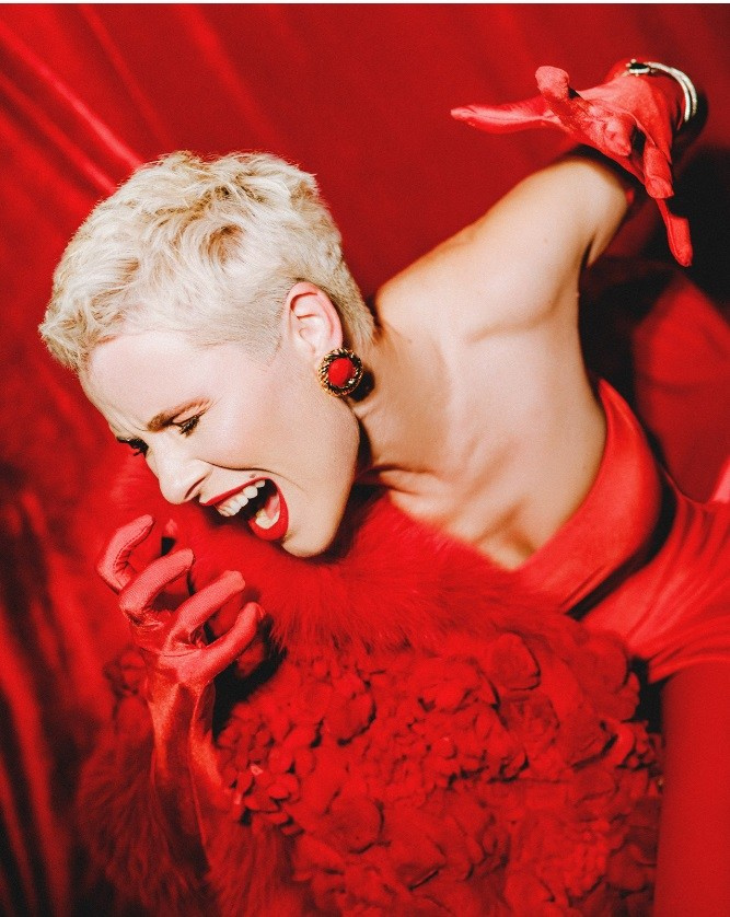 НОВЫЕ СЪЕМКИ В СТУДИИ — ОНА (ПЛАН)