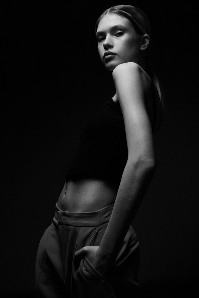 Чёрно-белый портрет девушки. Идеи для фотосессии Екатеринбург. Автор фотограф: Додров. Ph: dodrov.