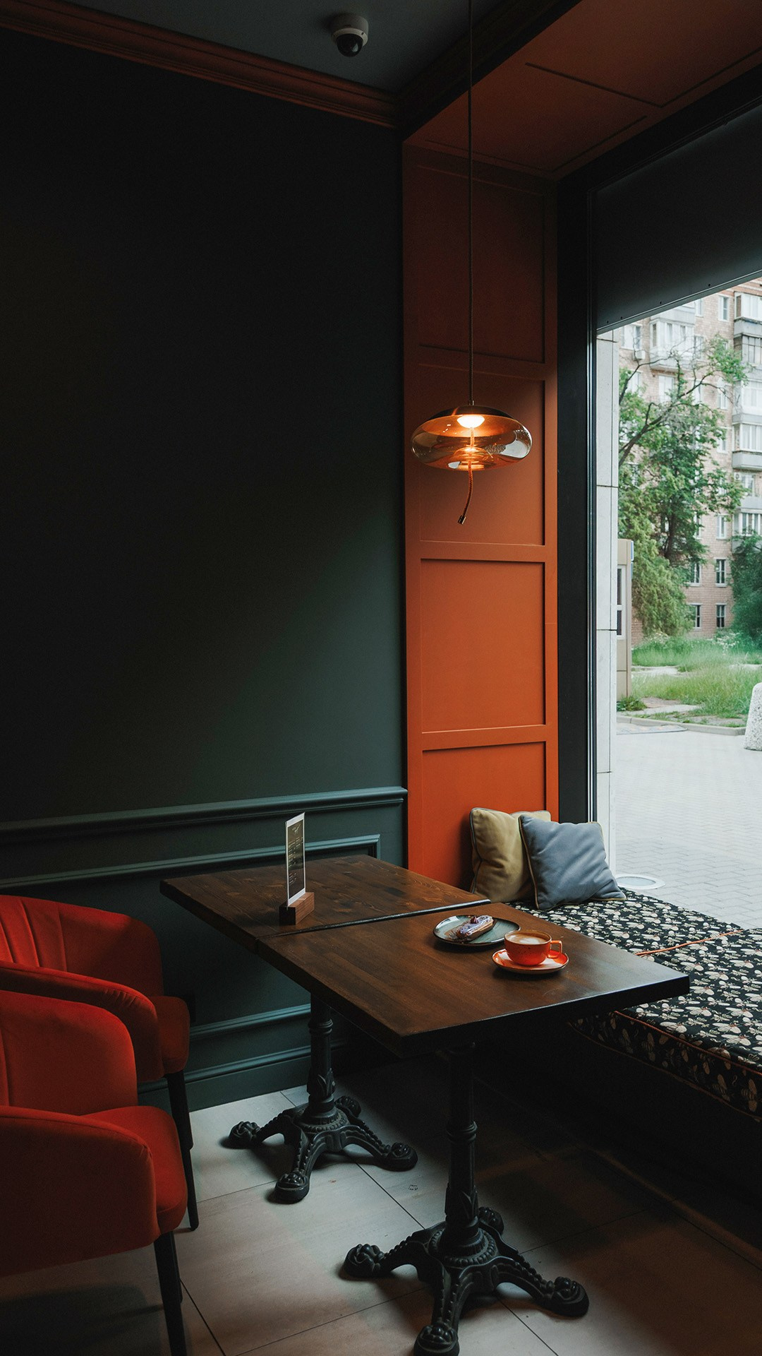 Уютная зона с диванами в интерьере кафе.