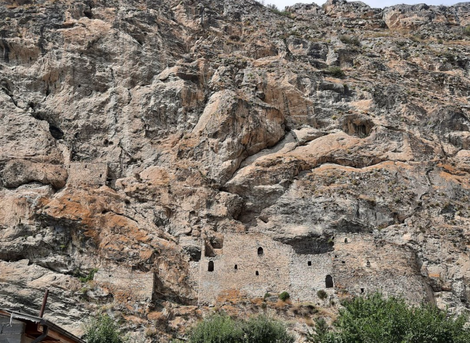 Северная Осетия. Кармадонское и Куртатинское ущелья, «город мертвых» Даргавс