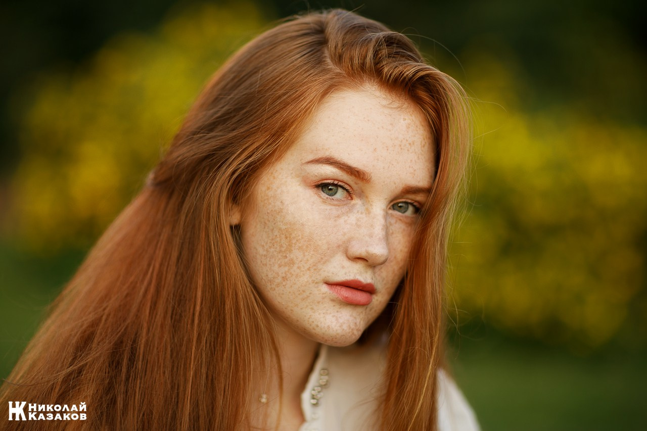Фотопрогулка на закате в Санкт-Петербурге. Портрет красивой девушки с рыжими волосами и веснушками.