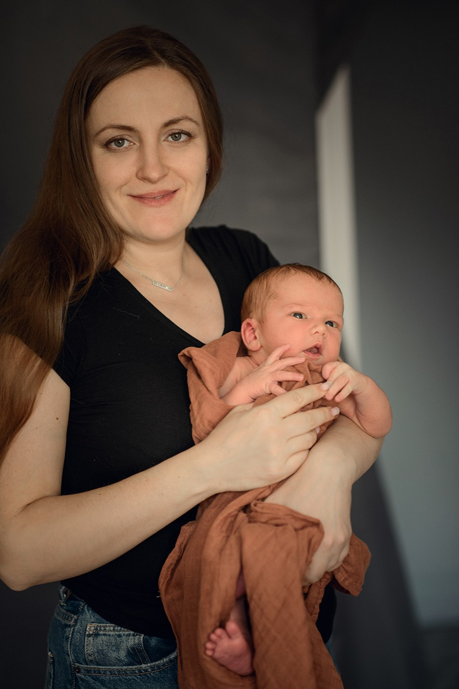 A family photo shoot at home, a family with a newborn baby. Photographer Elena Carruthers, Scotland