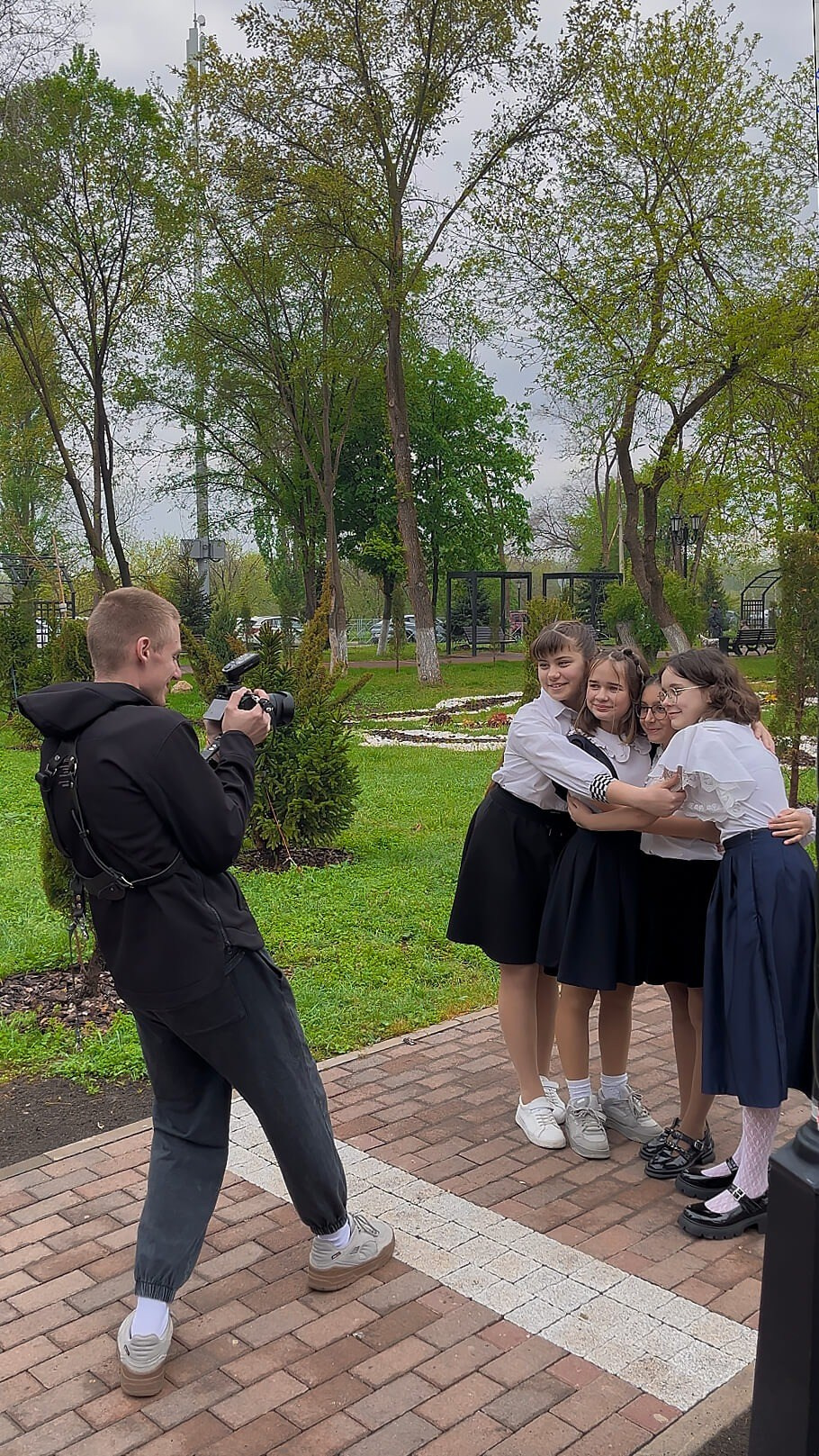 Школьная дружба. Выпускники 4 класса собрались в парке для групповой фотосессии. Получился невероятно красивый альбом!