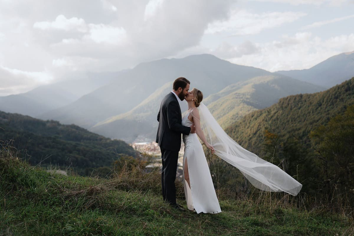 Свадьба в горах: панорамный вид и искренние чувства