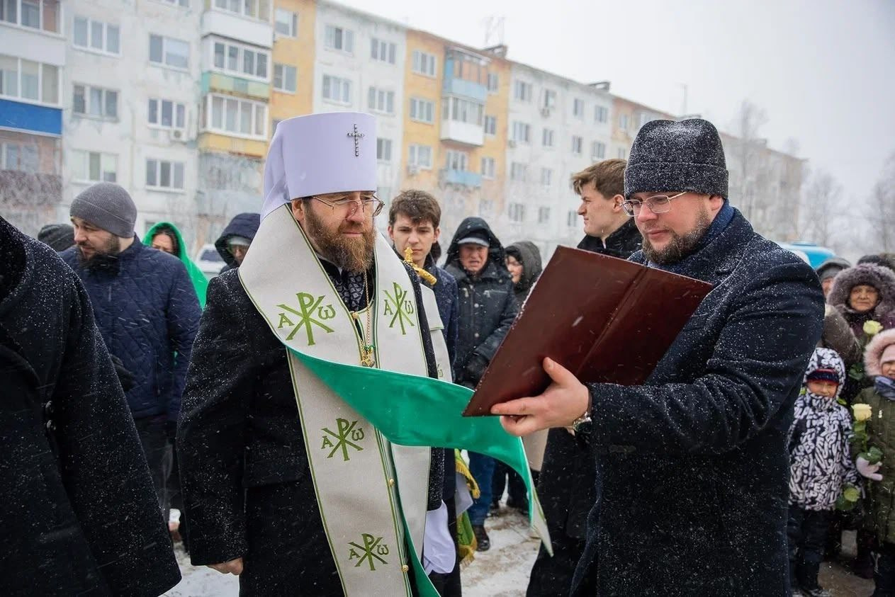 Благочинный Северо-Западного храма принял участие в освящении куполов строящегося храма. Саратовское Северо-Западное благочиние