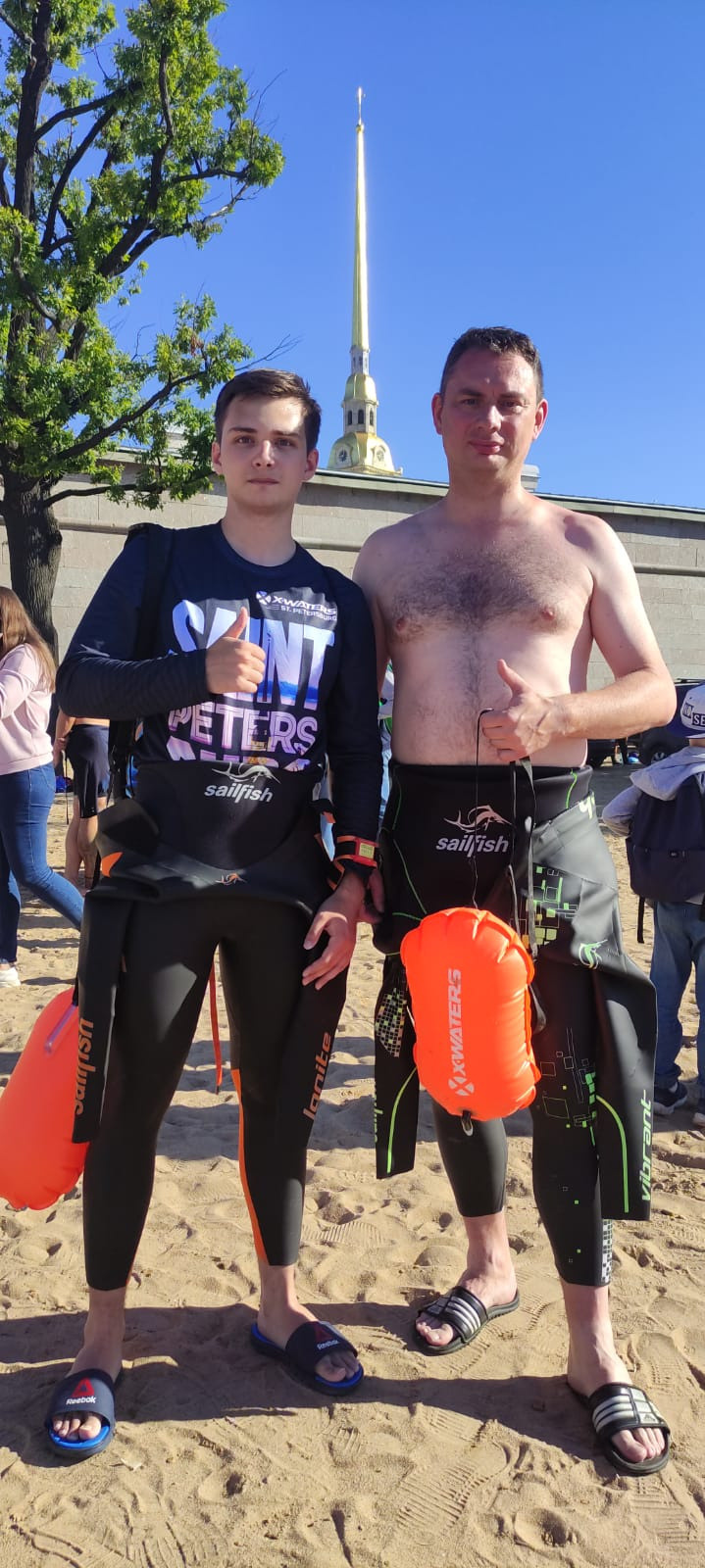 Получили буйки, переоделись. В гидрике - жарко даже ранним утром.