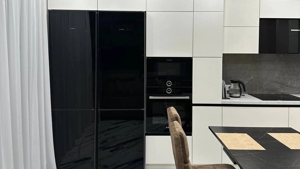 Кухня с черными глянцевыми фасадами