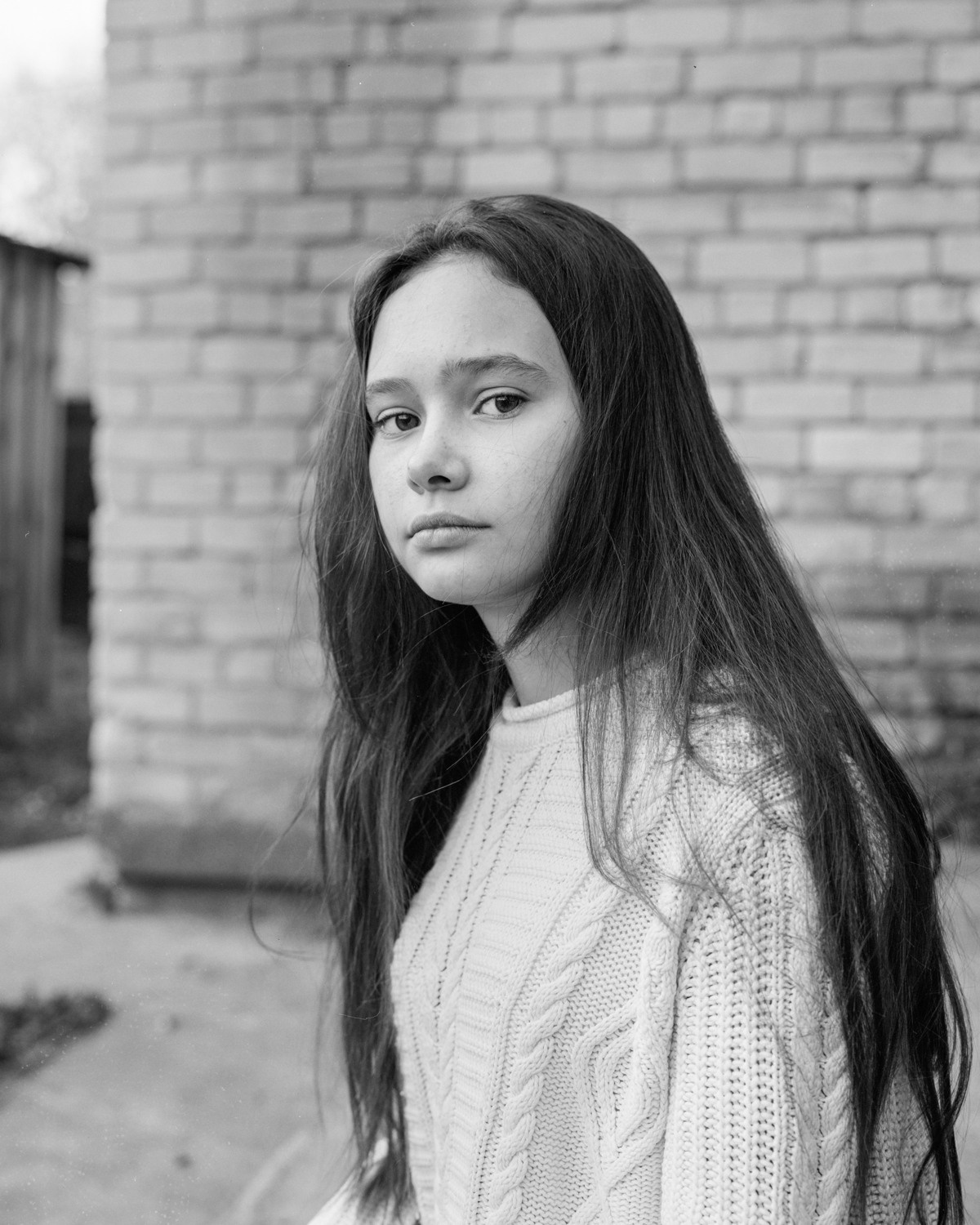 Девочка возле сельского клуба, Татарстан, 2020