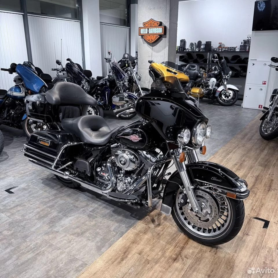 Купить Harley-Davidson 2010 HD Electra Glide (Vivid Black Double Stripe) (Touring) — подробнее на сайте. Hello Davidson, Москва. Только хорошие мотоциклы…