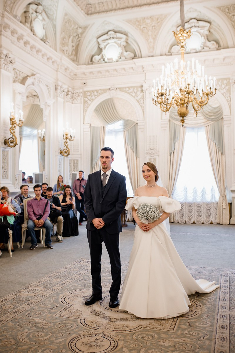 жених и невеста в ЗАГСе