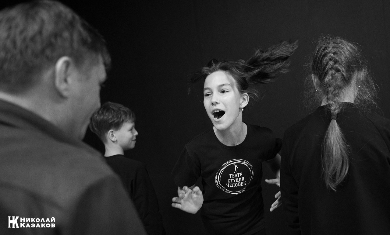 Эмоциональный портрет девочки , пугаюша Владимира Бирюкова во время задания на мастер -классе