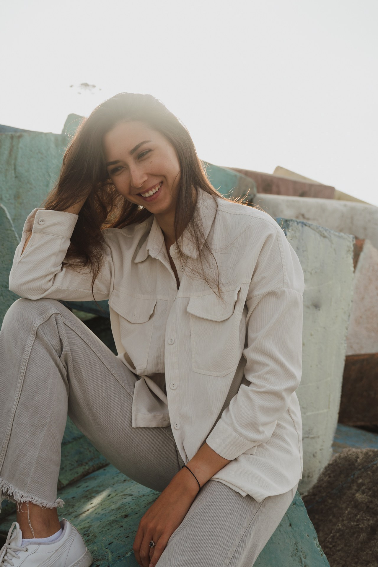 Снимок девушки сидящей на камне