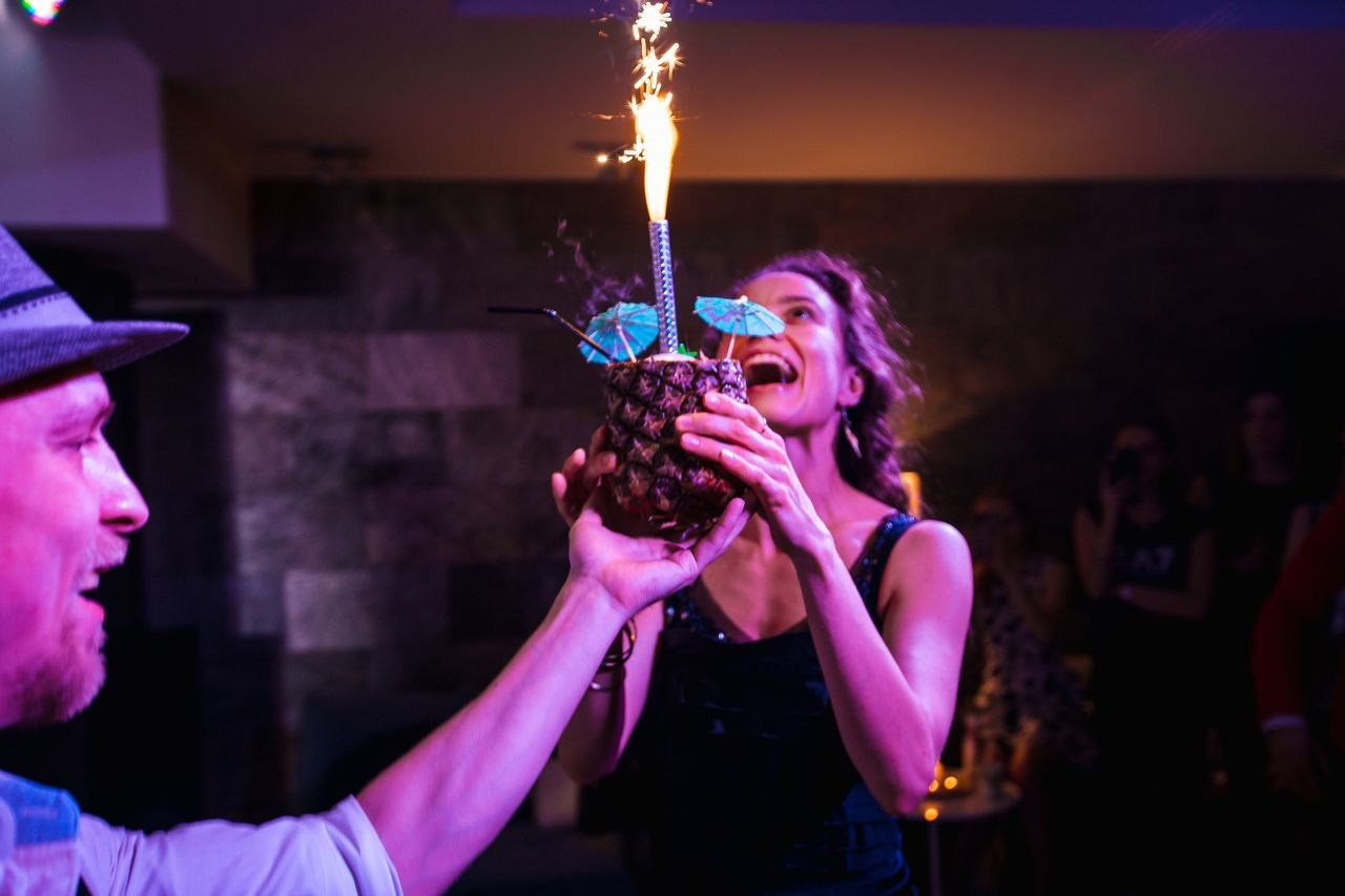 Ведущий + диджей + 1 из 8 моих услуг в подарок!