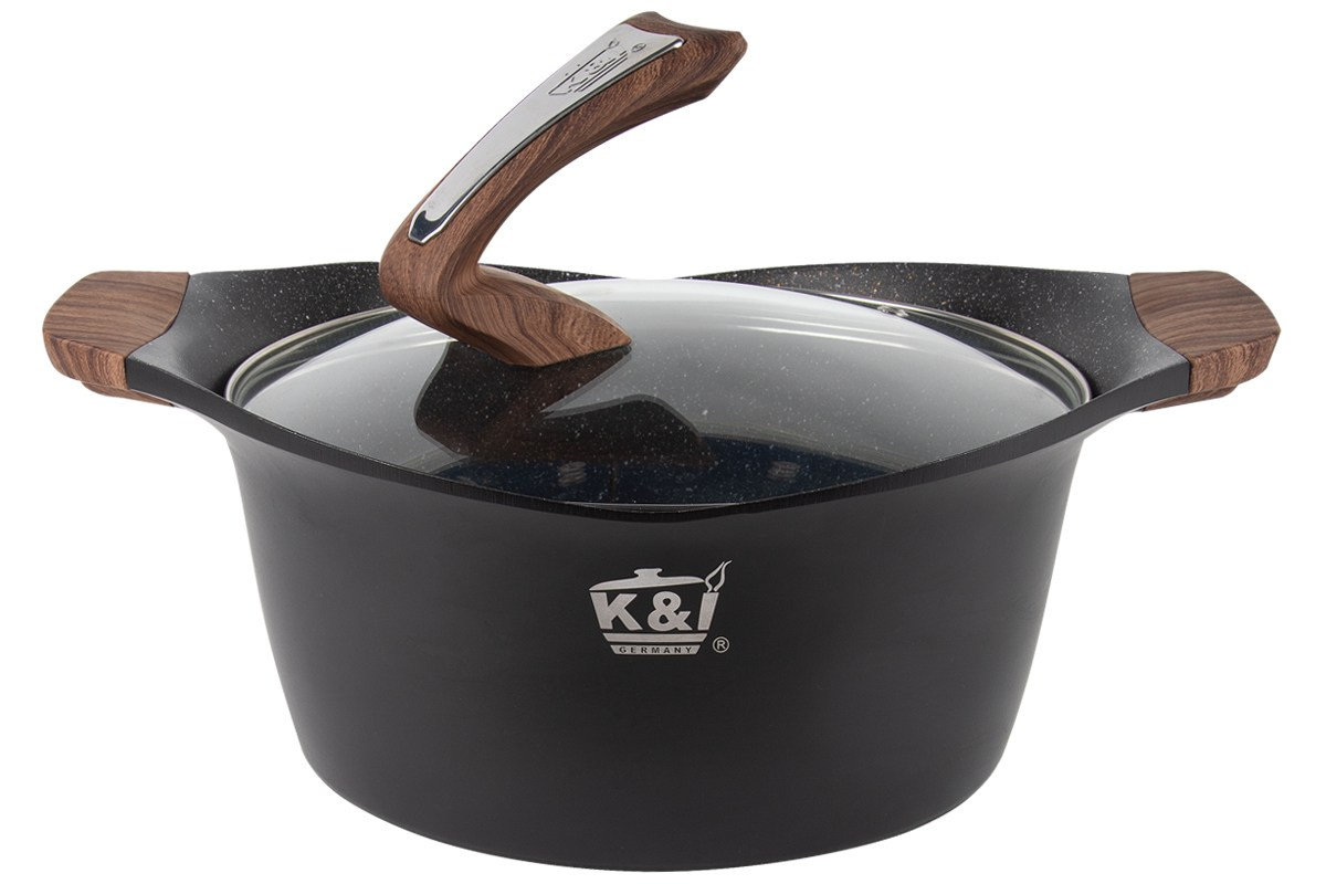 Кастрюля с деревянной ручкой и крышкой черная на белом фоне