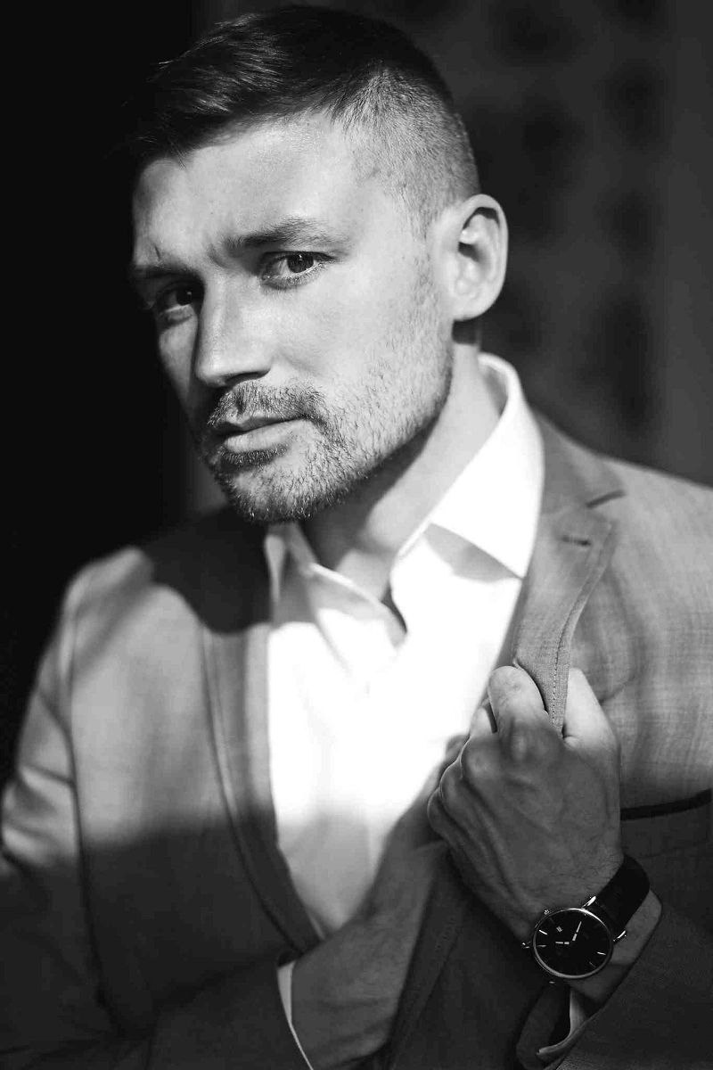 Портрет мужчины с короткой щетиной в пиджаке