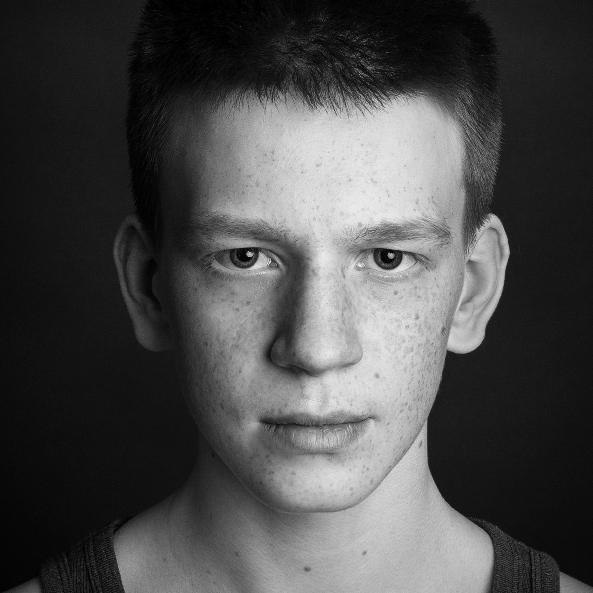 Черно-белый минималистичный портрет | Избранные работы в Санкт-Петербурге. Портретные фотосессии, контент-съемки, репортаж