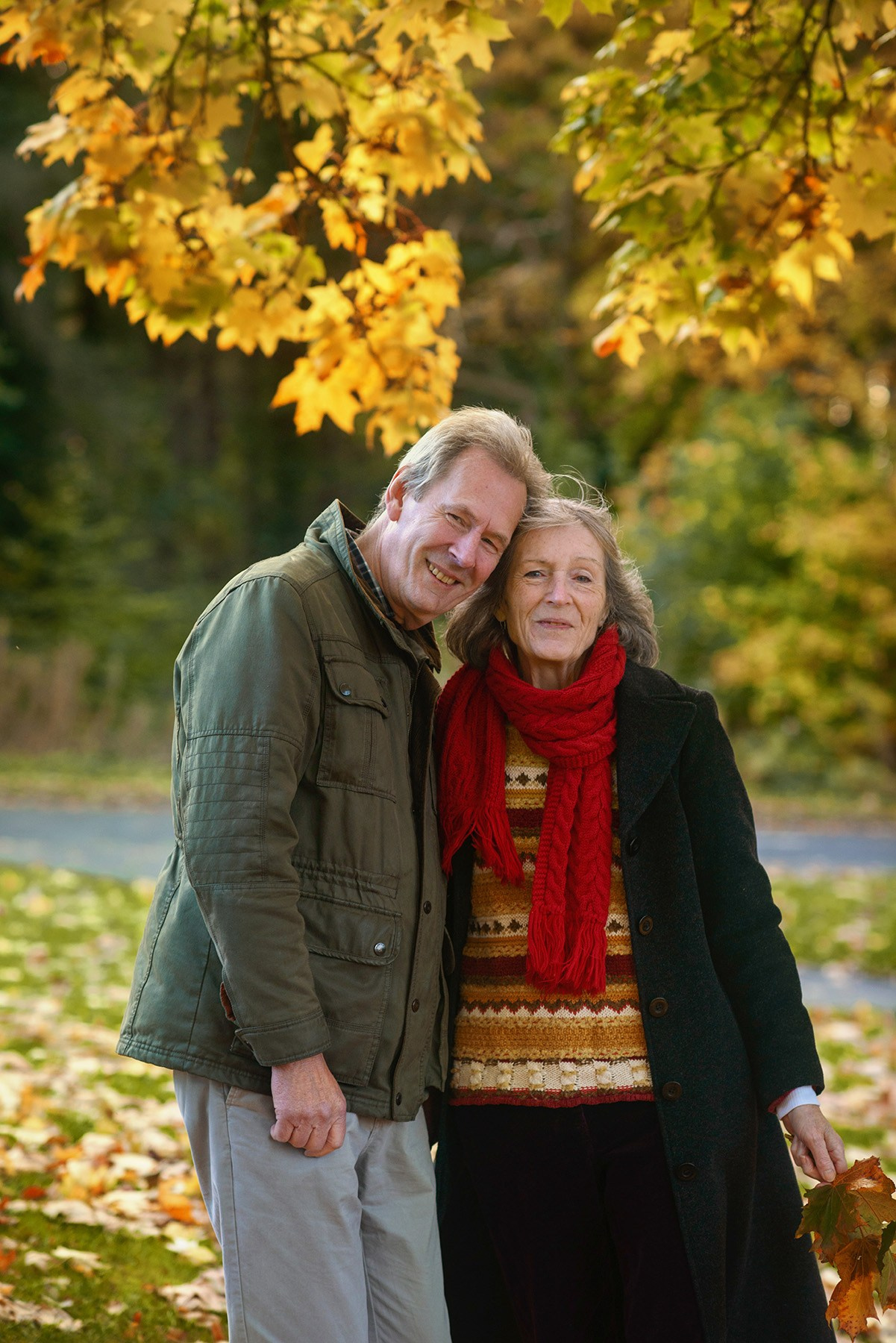 Photo session for a couple in a local autumn Scotland park. Elena Carruthers family photographer in Scotland (Edinburgh, Glasgow)