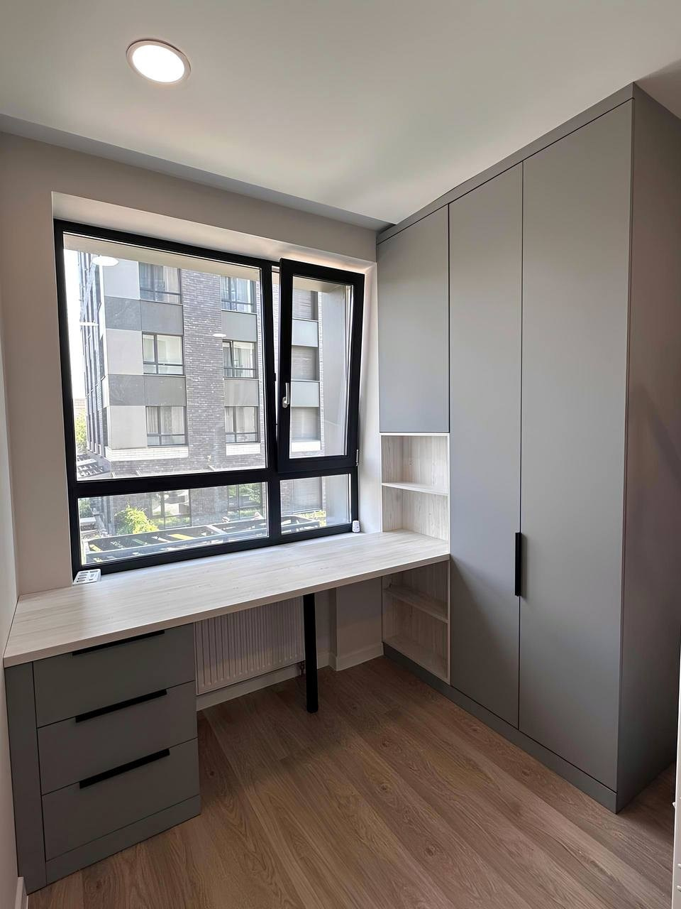 рабочая зона на заказ по индивидуальным размерам в Москве, Люберцах - рабочая зона с распашным шкафом и полками, рабочая зона у окна заказать в Москве