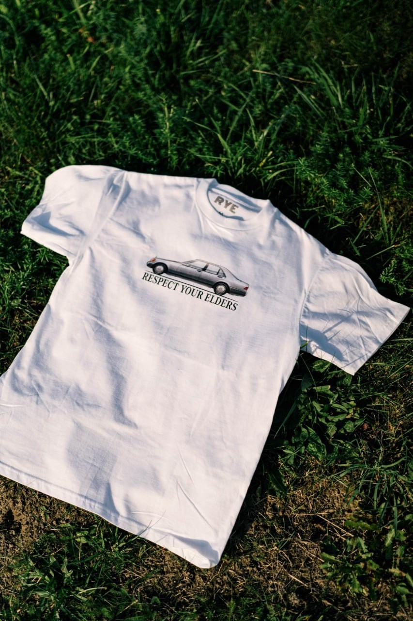 Крутая футболка с Mercedes-Benz W140 — Классика навсегда! Вырази свою страсть к легендарным автомобилям. Яркий и стильный дизайн с узнаваемым силуэтом культового Mercedes-Benz W140 (S-Class 1991-1998). Эта футболка — идеальный выбор для автолюбителя, ценящего немецкое качество и неподвластный времени дизайн. Четкое, детализированное изображение иконы автопрома нарисованное вручную нашим дизайнером.