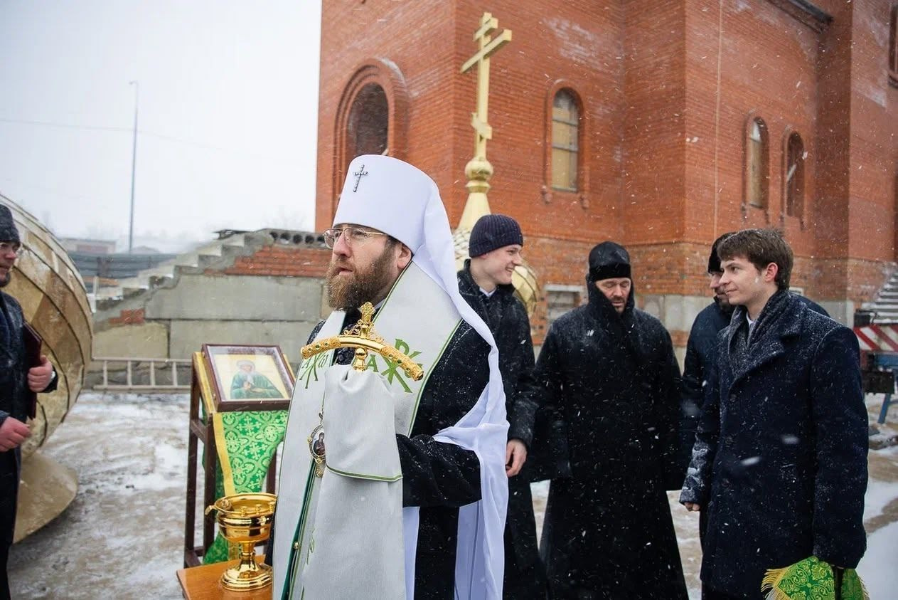 Благочинный Северо-Западного храма принял участие в освящении куполов строящегося храма. Саратовское Северо-Западное благочиние