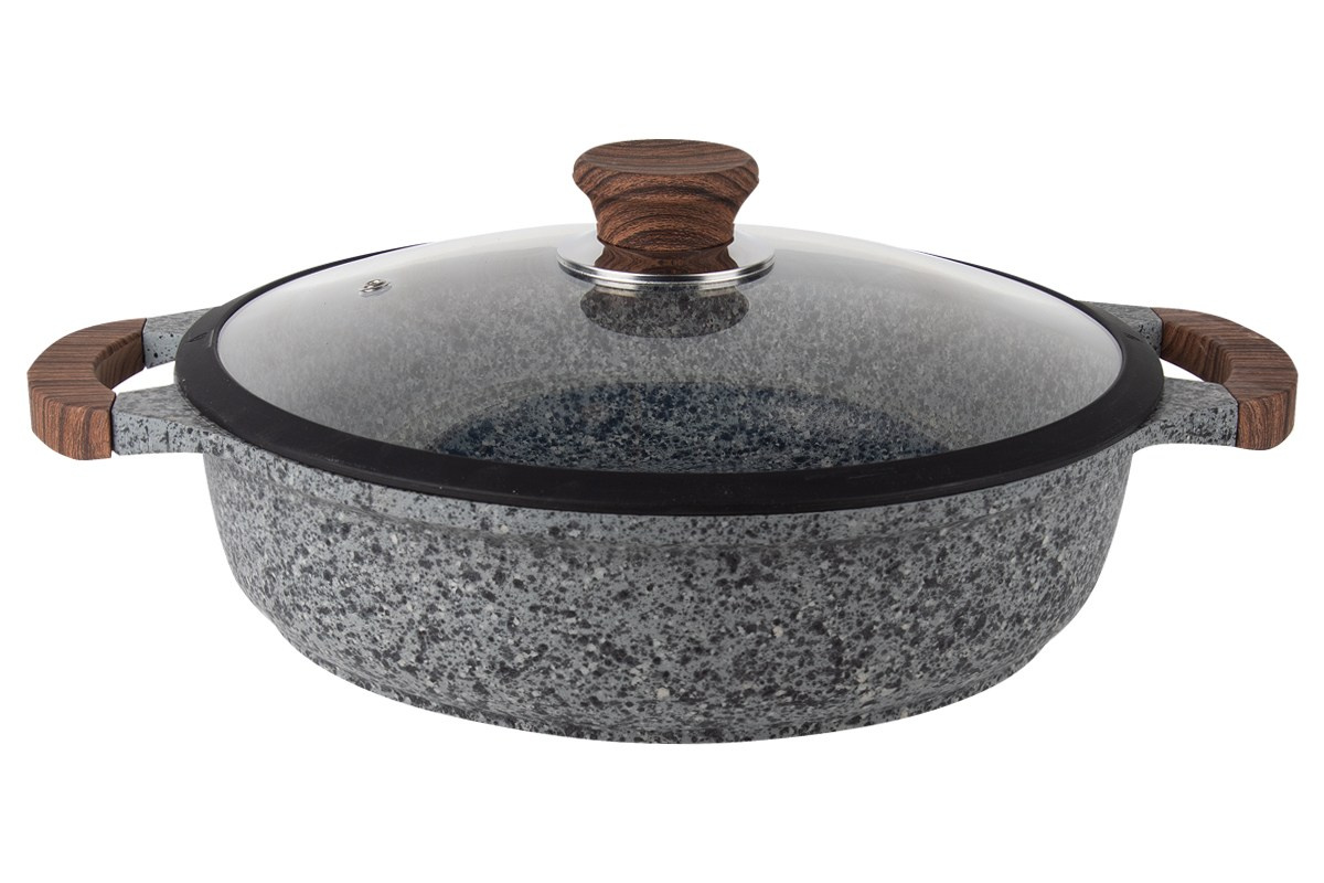 Сковородка серая с двумя деревянными ручками на белом фоне