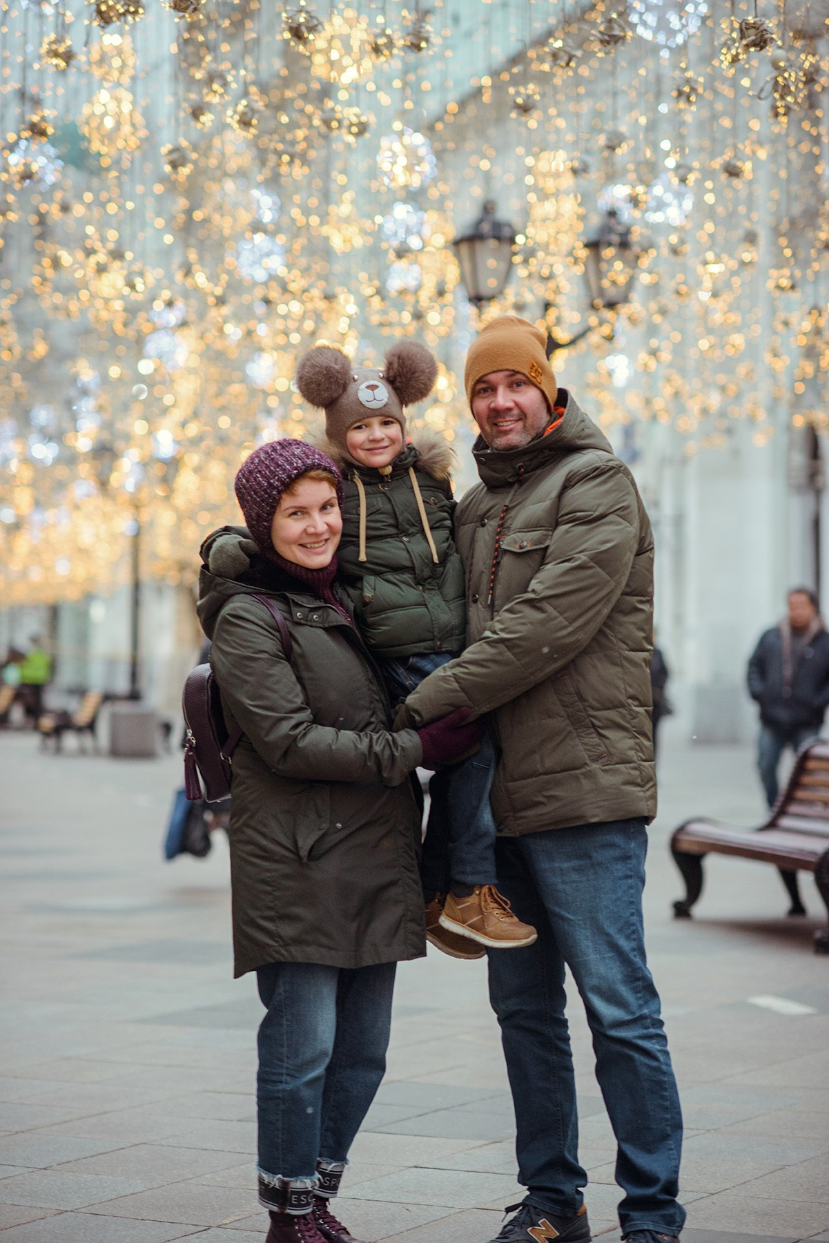family photo shoot walking in the city. New Year Christmas photoshoot (Photographer in Edinburgh Elena Carruthers)