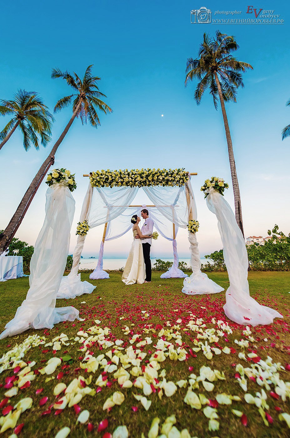 свадебная фотосессия Пхукет фотограф красивая свадебная церемония с цветочной аркой на пляже свадьба Phuket фото видео пример позы идея место образ свадебное платье декор стилист визажист причёска цветы заказать свадебную церемонию цена стоимость описание услуг