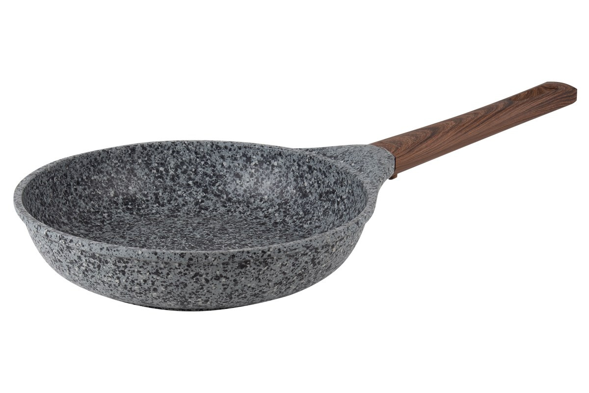 Сковородка серая с деревянной ручкой на белом фоне