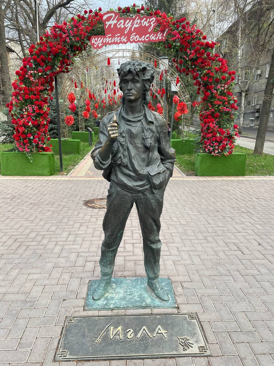 Памятник Виктору Цою в Алматы — место памяти и городской культуры