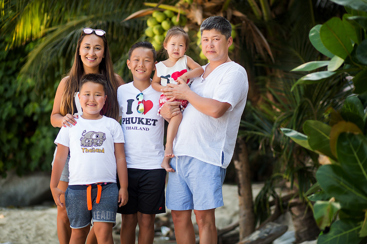 Фотосессия для семьи из Казахстана на пляже три трганг Пхукет