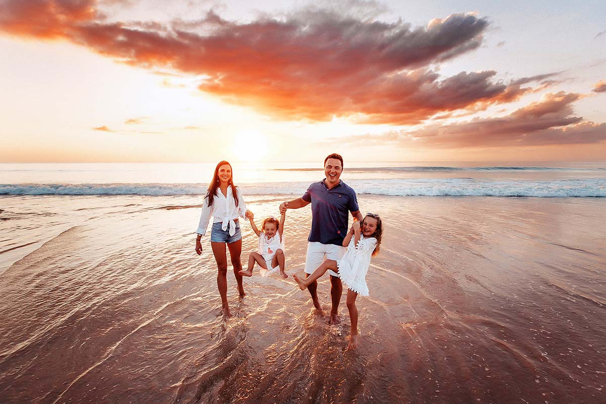 Семейная фотосессия на Пхукете на закате на берегу моря