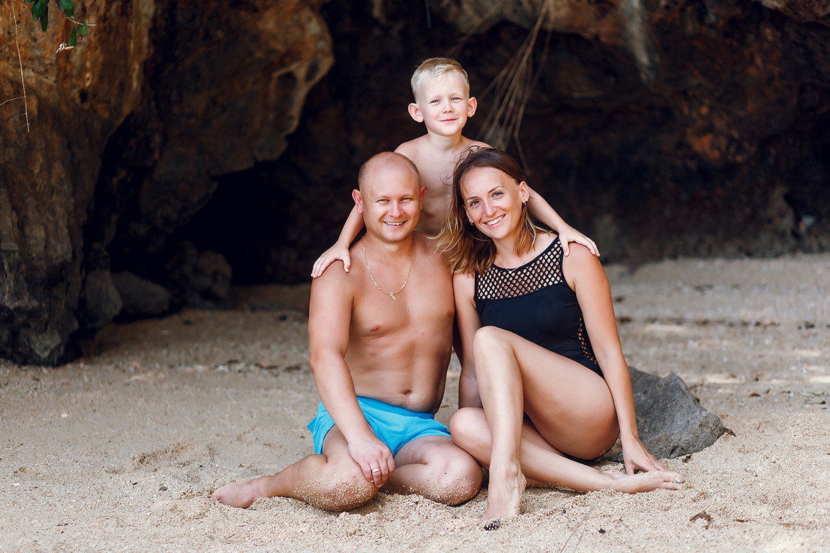 Счастливая семья а провинции Краби возле скалы