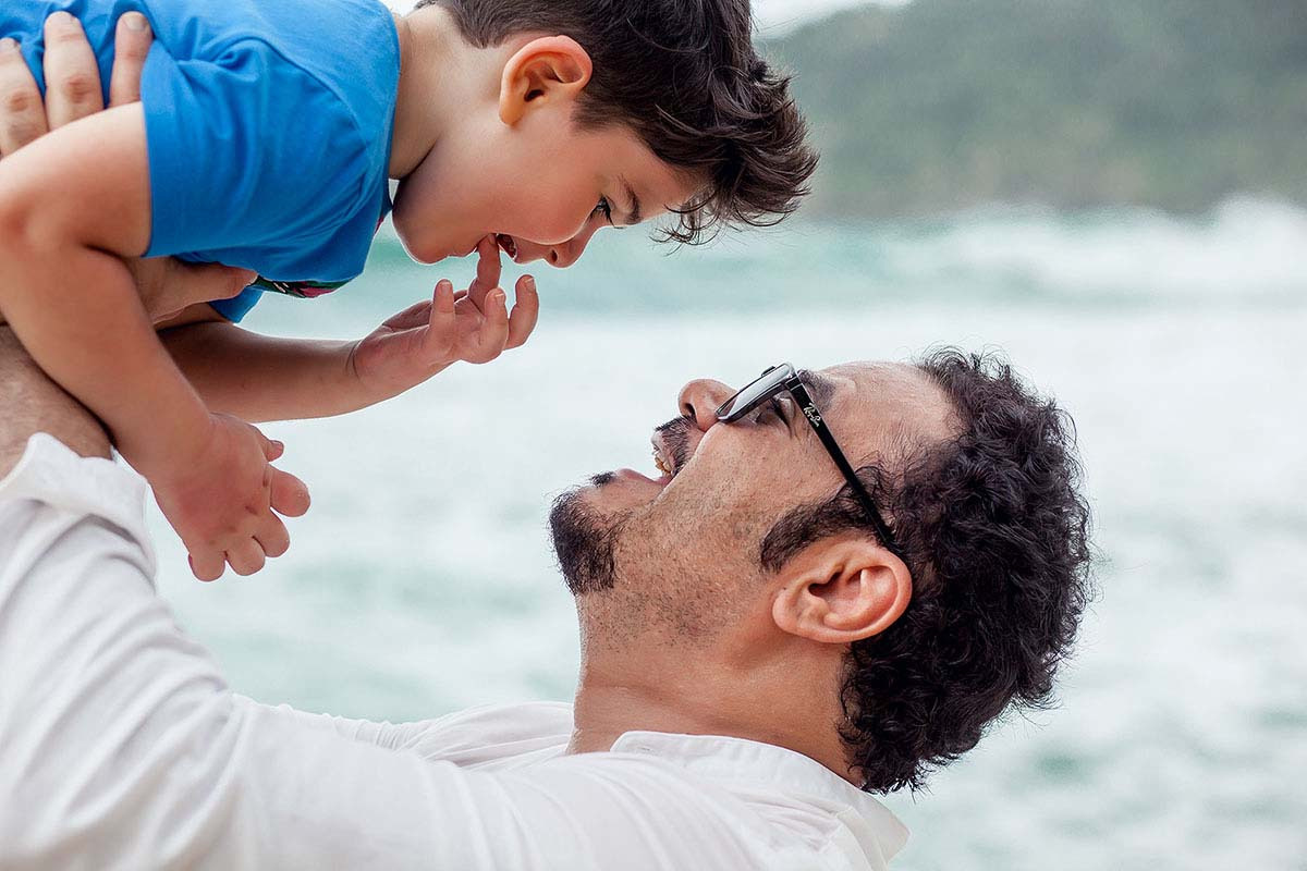 Отец смотрит в глаза сыну на одном из красивейших пляжей Пхукета