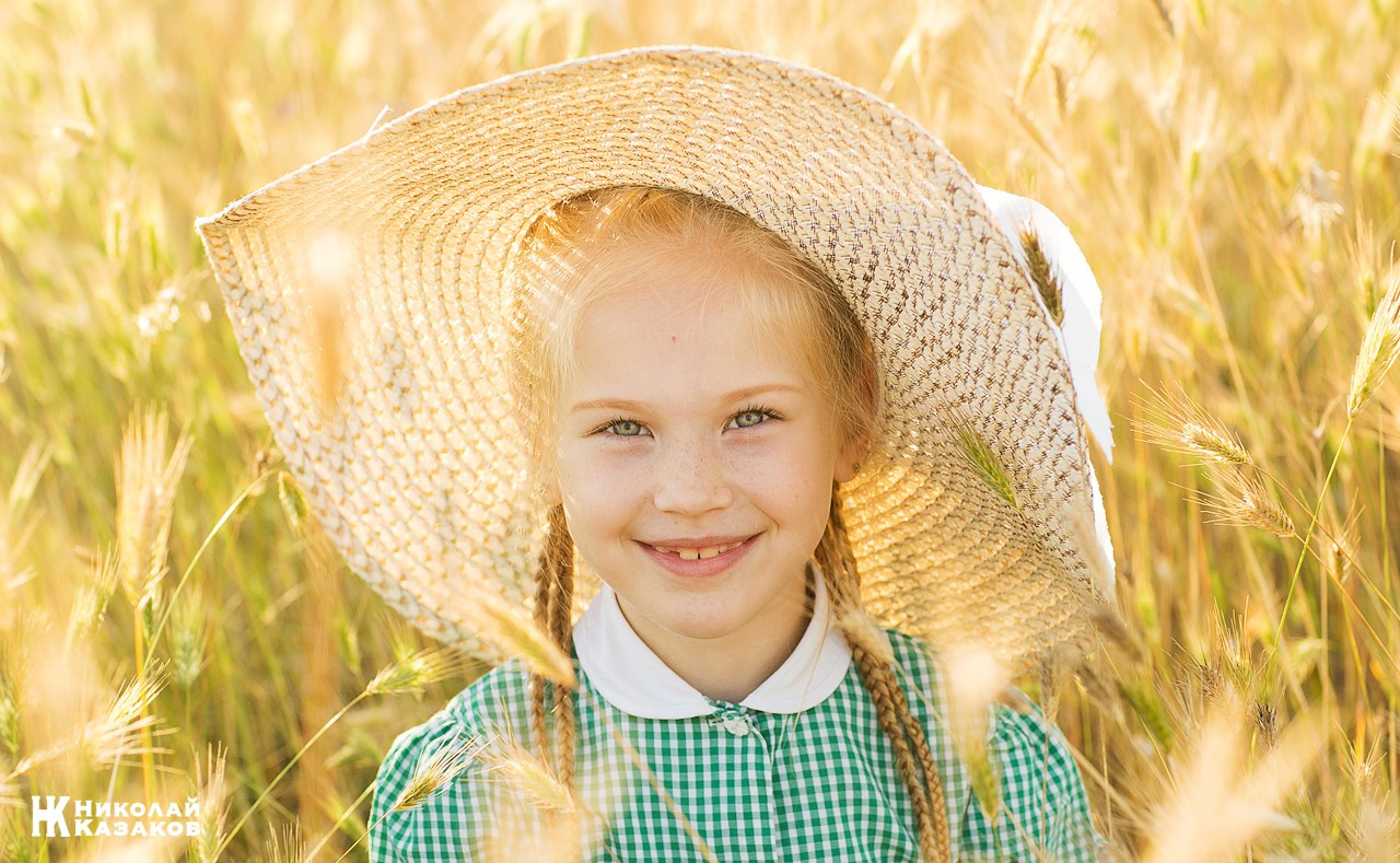 Детская фотосессия в поле на закате. Николай Казаков. Профессиональный фотограф. Преподаватель фотографии