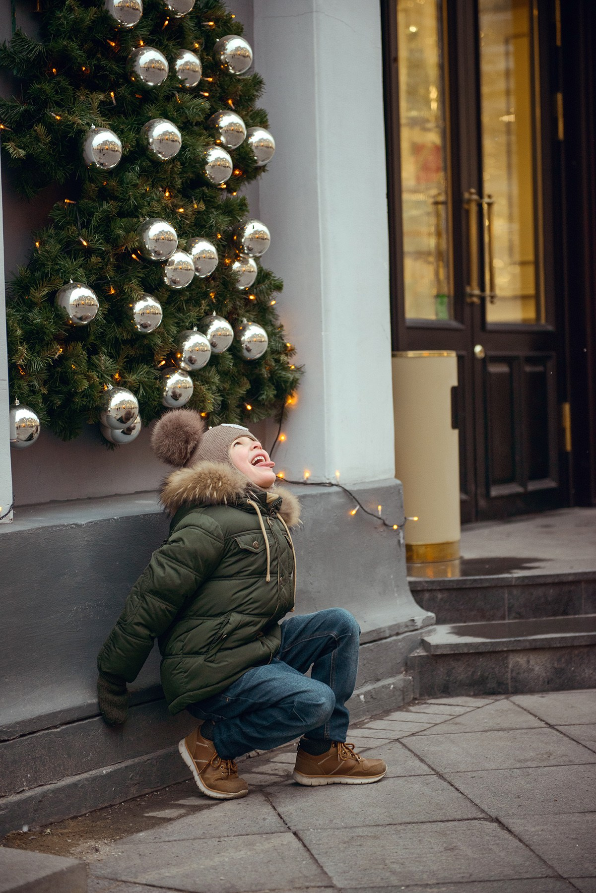 family photo shoot walking in the city. New Year Christmas photoshoot (Photographer in Edinburgh Elena Carruthers)